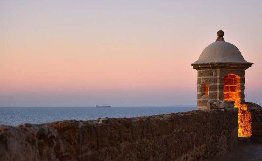 Paseo en catamarán por la bahía de Cádiz al atardecer