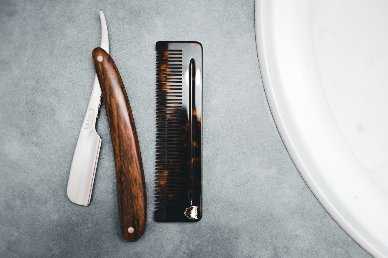 Navaja de barbero. Foto: <a href="https://unsplash.com/@introspectivedsgn?utm_source=Hoy%20Apps&utm_medium=referral" target="_blank" rel="noopener">Erik Mclean</a> (<a href="https://unsplash.com/photos/stainless-steel-fork-and-bread-knife-fyfDuoP8K4w?utm_source=Hoy%20Apps&utm_medium=referral" target="_blank" rel="noopener">Unsplash</a>)