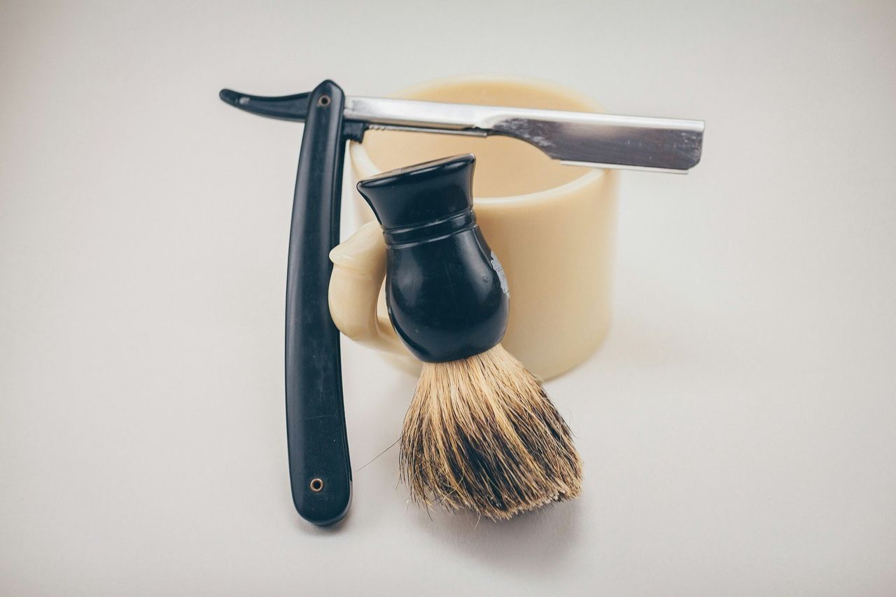 Navaja de barbero. Foto: <a href="https://unsplash.com/@joshsorenson?utm_source=Hoy%20Apps&utm_medium=referral" target="_blank" rel="noopener">Josh Sorenson</a> (<a href="https://unsplash.com/photos/black-straight-razor-beside-beige-ceramic-mug-and-shaving-cream-brush-FvKpUZCbZ-s?utm_source=Hoy%20Apps&utm_medium=referral" target="_blank" rel="noopener">Unsplash</a>)