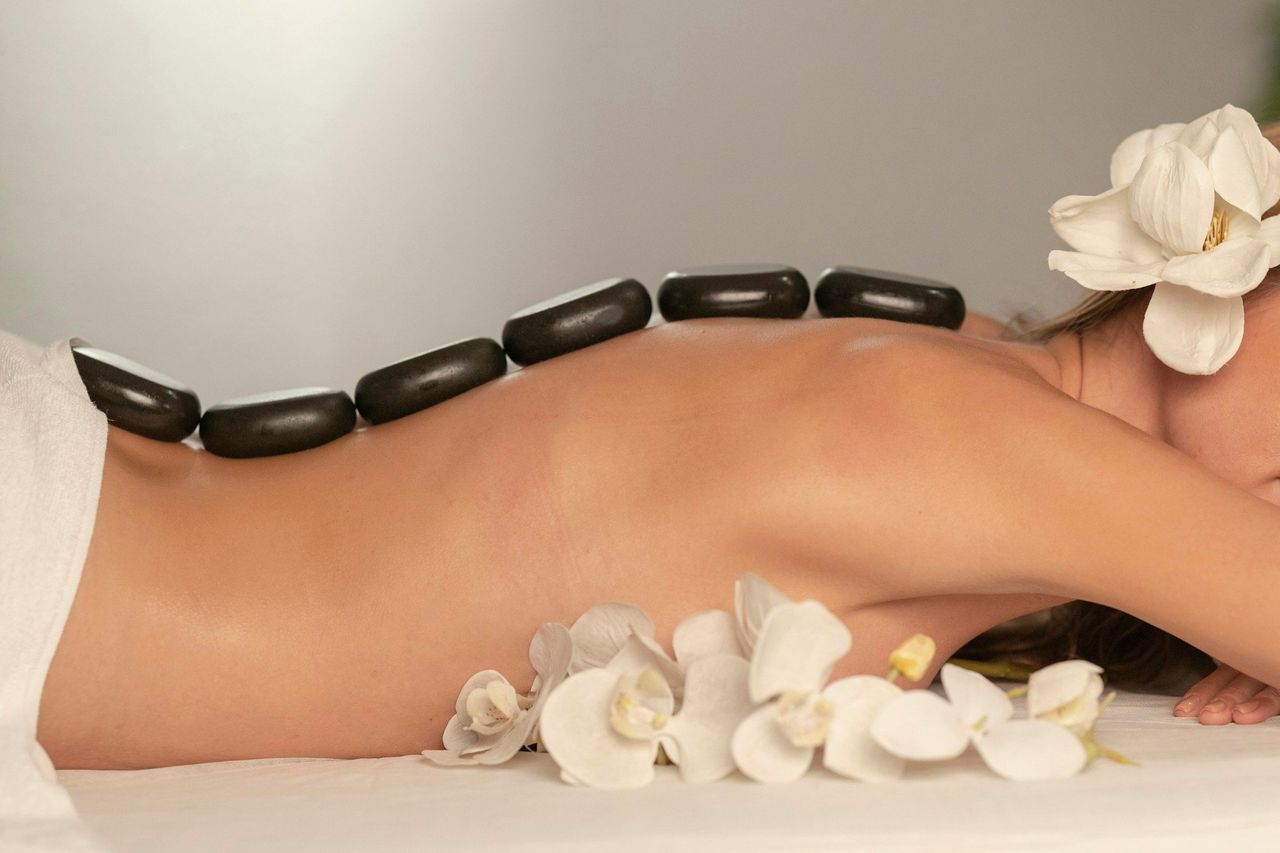 Tratamiento de spa. Foto: <a href="https://unsplash.com/@enginakyurt?utm_source=Hoy%20Apps&utm_medium=referral" target="_blank" rel="noopener">engin akyurt</a> (<a href="https://unsplash.com/photos/person-with-hot-stones-at-spa-ZbzYDboN7fg?utm_source=Hoy%20Apps&utm_medium=referral" target="_blank" rel="noopener">Unsplash</a>)