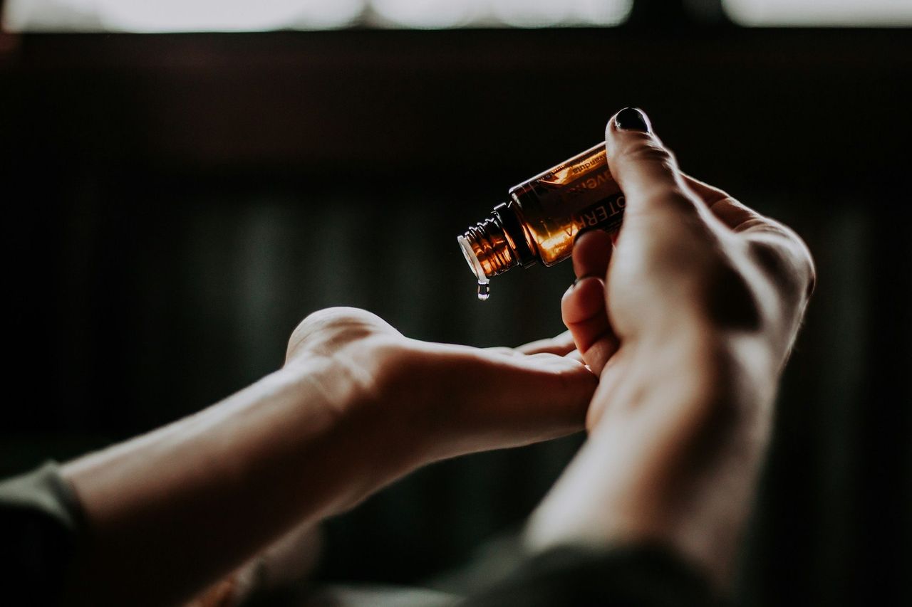 Tratamiento de spa. Foto: <a href="https://unsplash.com/@christinhumephoto?utm_source=Hoy%20Apps&utm_medium=referral" target="_blank" rel="noopener">Christin Hume</a> (<a href="https://unsplash.com/photos/person-holding-amber-glass-bottle-0MoF-Fe0w0A?utm_source=Hoy%20Apps&utm_medium=referral" target="_blank" rel="noopener">Unsplash</a>)