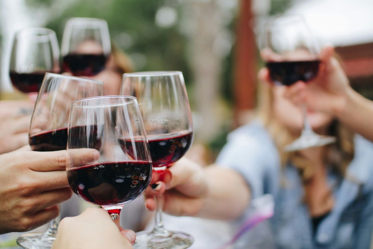 Cata de vinos. Foto: <a href="https://unsplash.com/@kelsoknight?utm_source=Hoy%20Apps&utm_medium=referral" target="_blank" rel="noopener">Kelsey Knight</a> (<a href="https://unsplash.com/photos/people-tossing-their-clear-wine-glasses-udj2tD3WKsY?utm_source=Hoy%20Apps&utm_medium=referral" target="_blank" rel="noopener">Unsplash</a>)