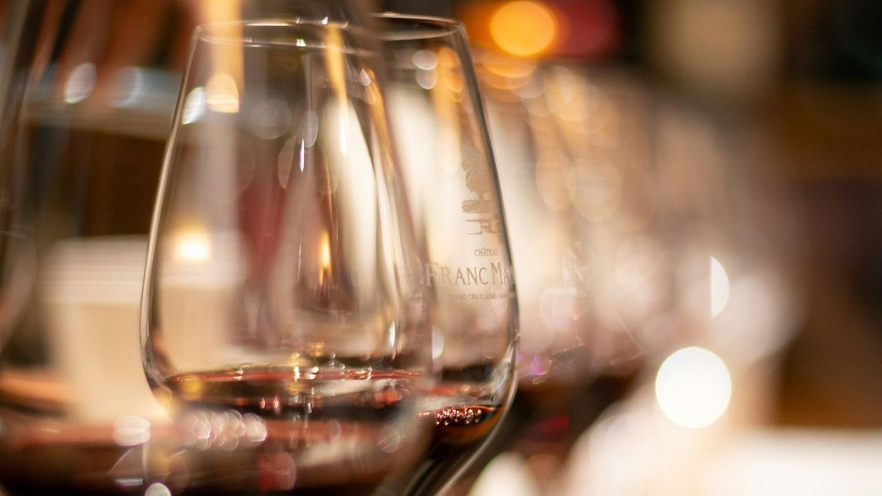 Bares de vinos en Cádiz para brindar con buen vaso