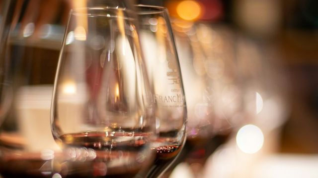 Bares de vinos en Cádiz para brindar con buen vaso