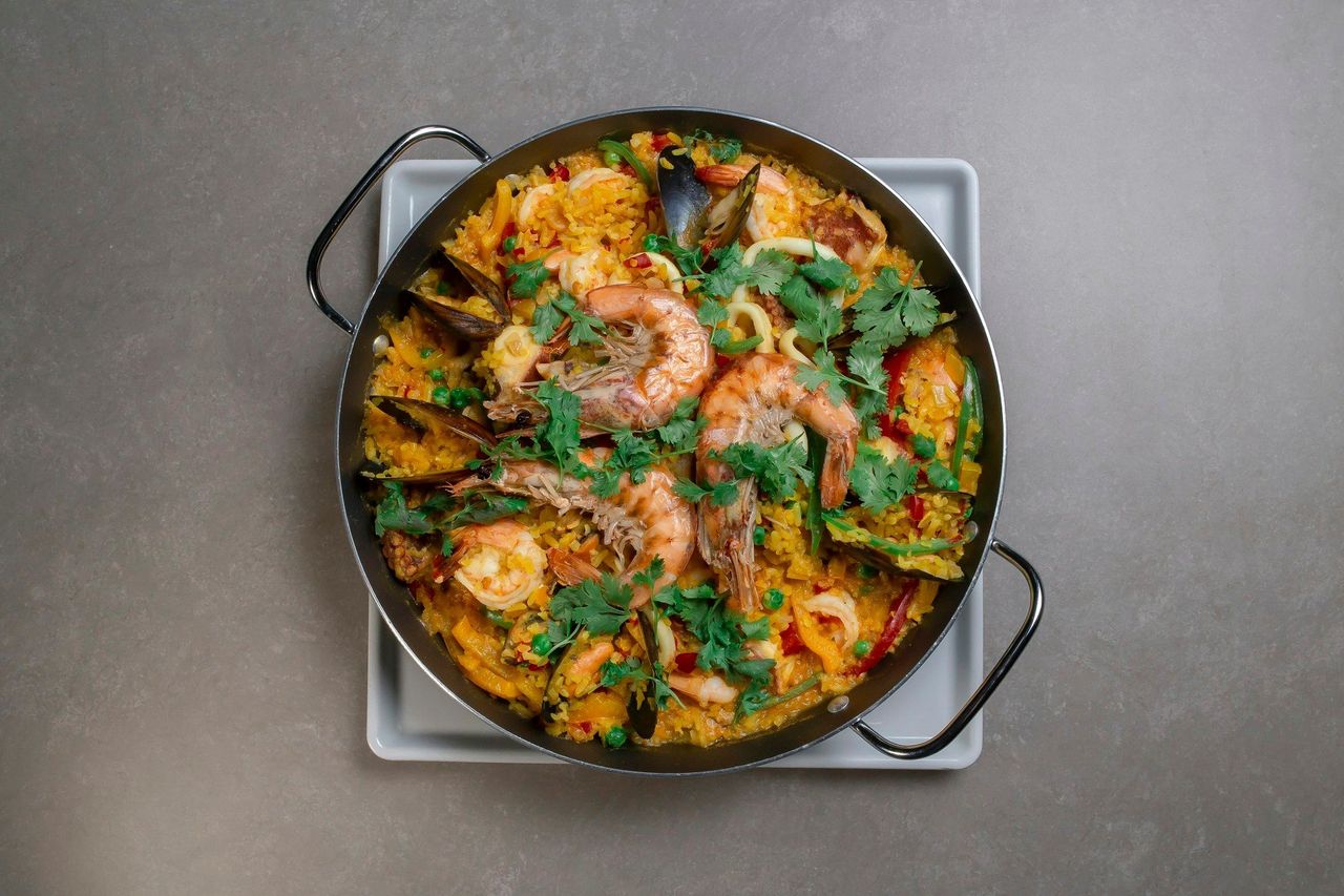 Paella de marisco. Foto: <a href="https://unsplash.com/@dougglaslopez?utm_source=Hoy%20Apps&utm_medium=referral" target="_blank" rel="noopener">Douglas Lopez</a> (<a href="https://unsplash.com/photos/black-cooking-pan-on-stove-4B0cLMtJxWw?utm_source=Hoy%20Apps&utm_medium=referral" target="_blank" rel="noopener">Unsplash</a>)