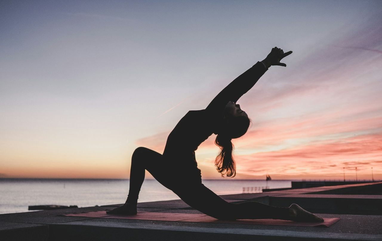 Práctica de yoga. Foto: <a href="https://unsplash.com/@kikekiks?utm_source=Hoy%20Apps&utm_medium=referral" target="_blank" rel="noopener">kike vega</a> (<a href="https://unsplash.com/photos/silhouette-photography-of-woman-doing-yoga-F2qh3yjz6Jk?utm_source=Hoy%20Apps&utm_medium=referral" target="_blank" rel="noopener">Unsplash</a>)